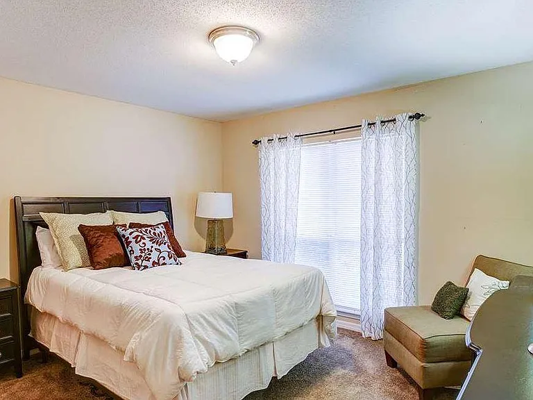 Highland Oaks Apartments — Photo 11