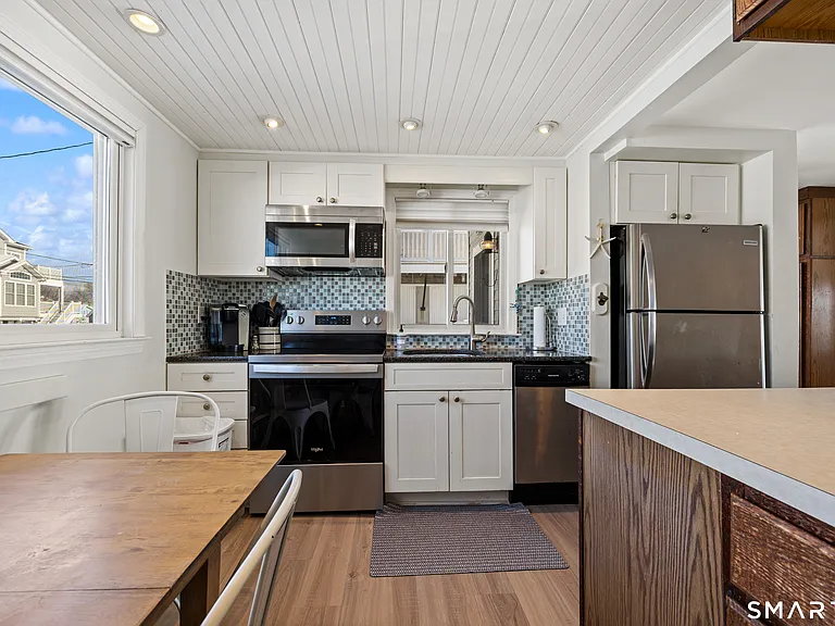 33 Beach Rd W — Photo 12