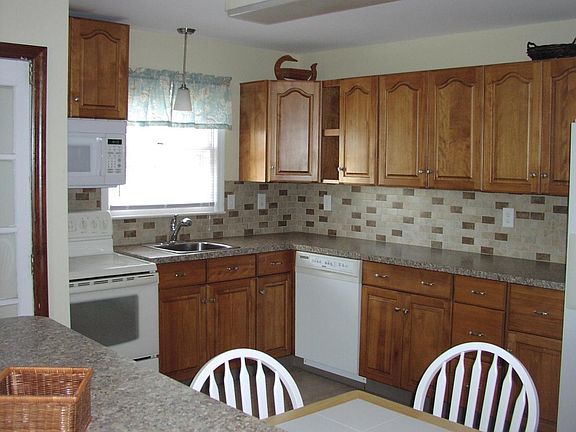 Eat in Kitchen with Dishwasher, Microwave, Oven/Range and Do