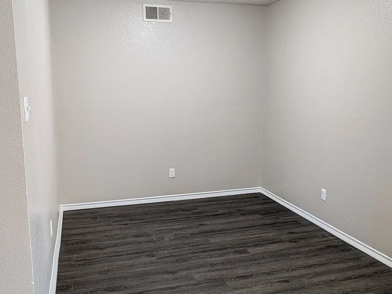 Lakeview Apartments — Photo 38