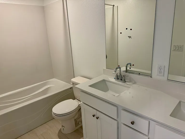 Guest Bathroom (upstairs)