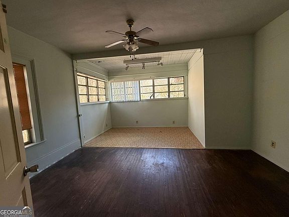 4th image of 3906 Market St