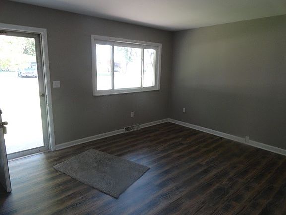 3rd image of 916 Orchard Dr