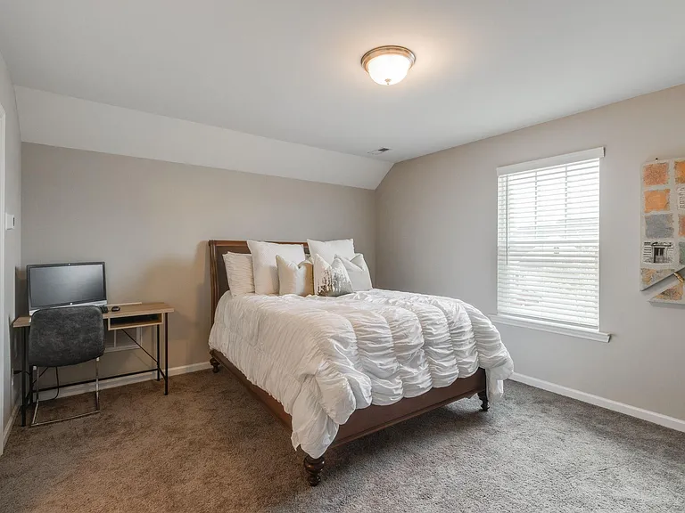 1453 Ardennes Dr — Photo 17
