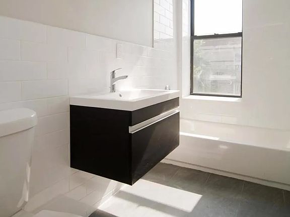 4th image of 426 Bainbridge St APT 1L