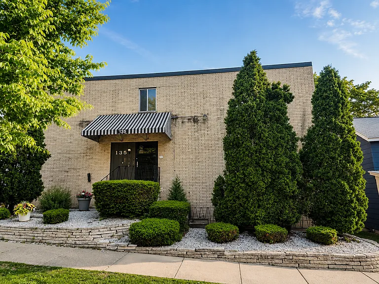MAY RENT FREE - Sign on this Studio today! — Photo 8