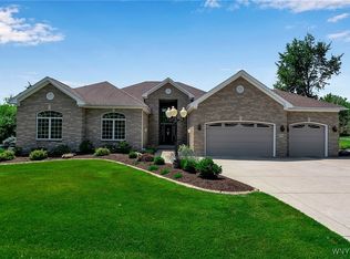 350 Stonehenge Dr, Orchard Park, NY 14127