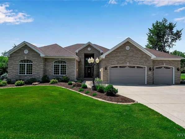 350 Stonehenge Dr, Orchard Park, NY 14127