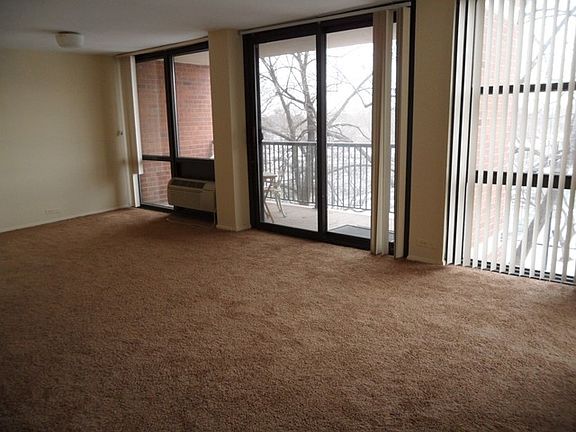3rd image of 2921 S Michigan Ave APT 414