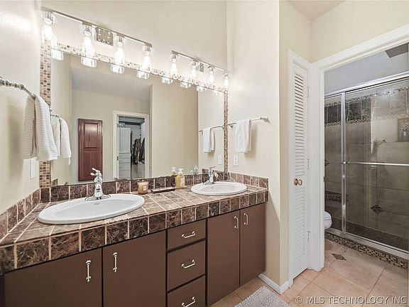 5th image of 1227 S Lawton Ave #14