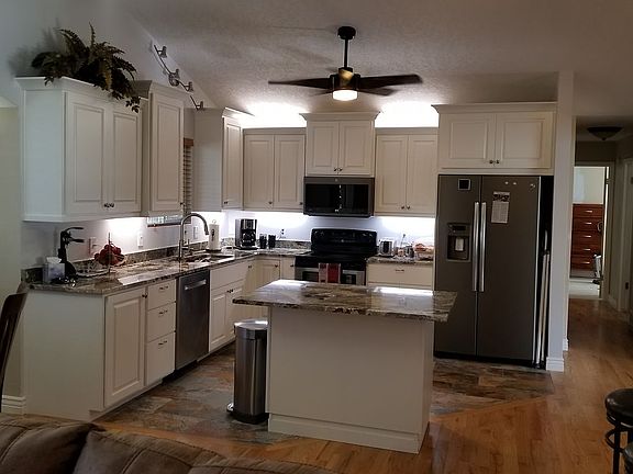 Kitchen area/Rolling Island