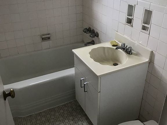 5th image of 130 E 18th St APT 6A