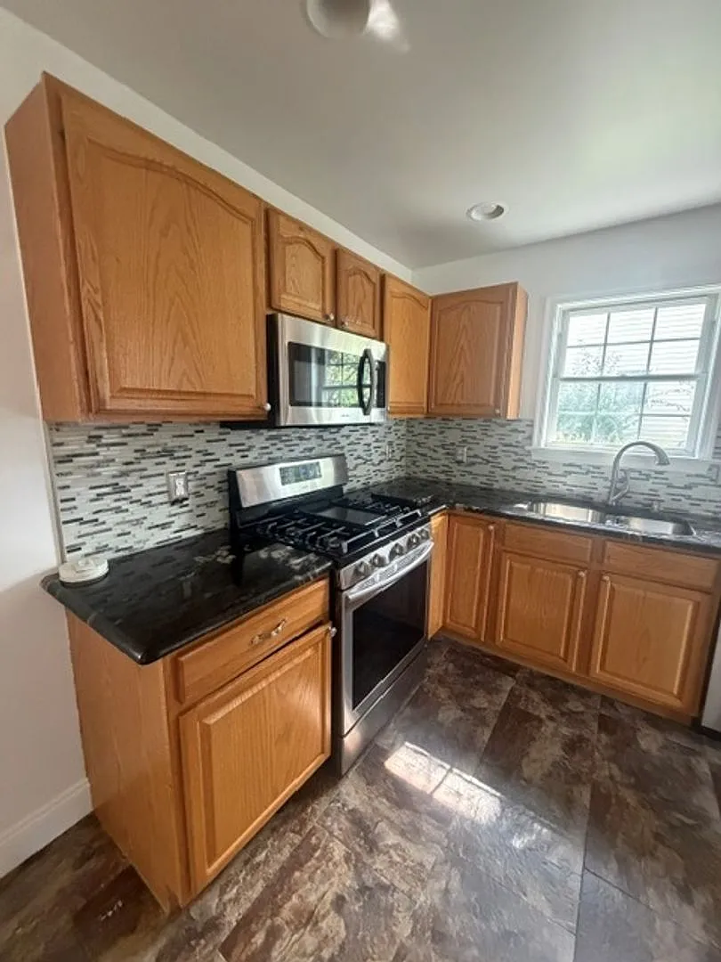 Don't Miss Out on this 4 BR 2 1/2 bath townhome for rent — Photo 2