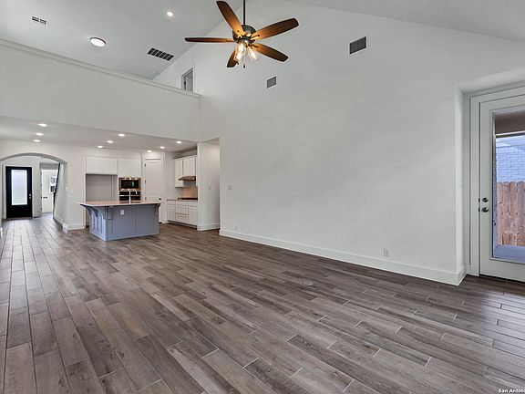 4th image of 1051 Lime Gruene