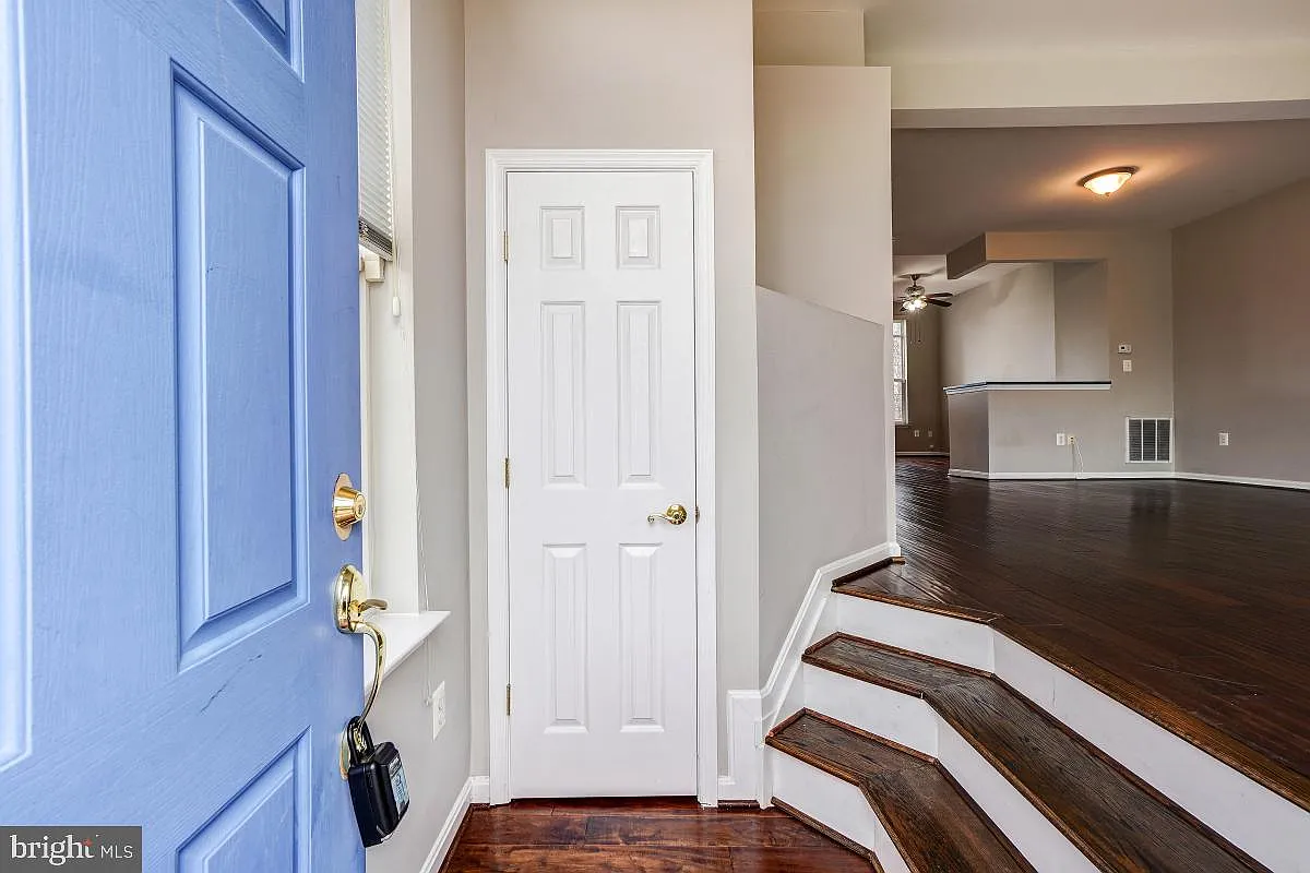 3 bed, 3.5 bath, 1882 sqft, $3,850 — Photo 3
