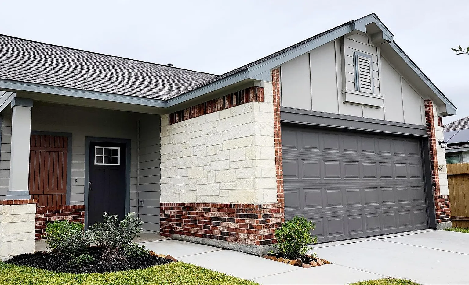 3 bed, 2.0 bath, 1560 sqft, $2,000 — Photo 2