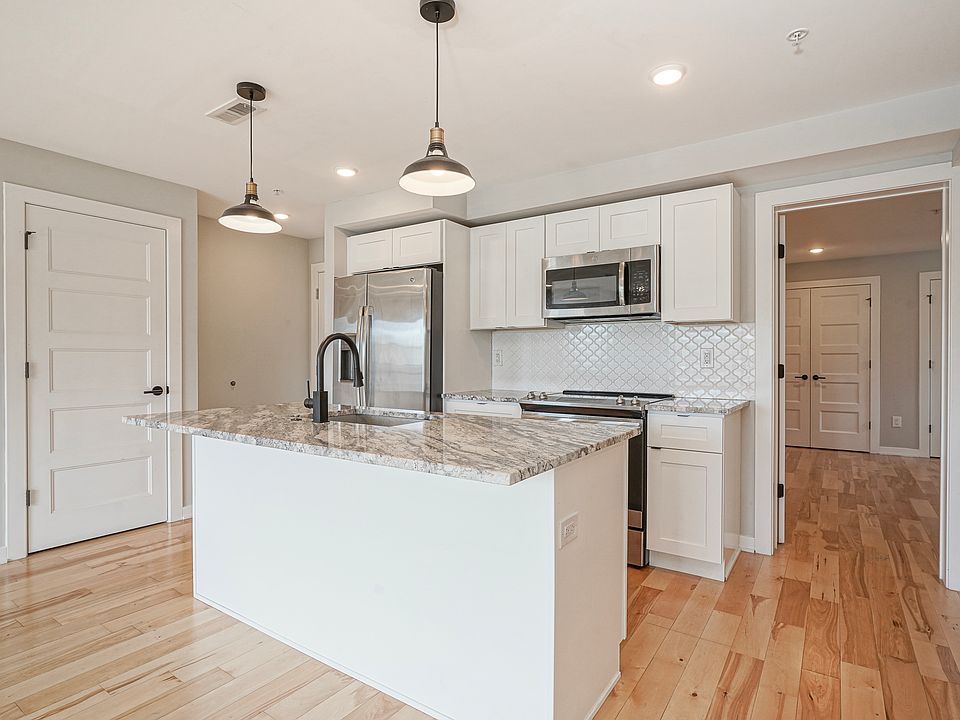 Kitchen / Breakfast Bar