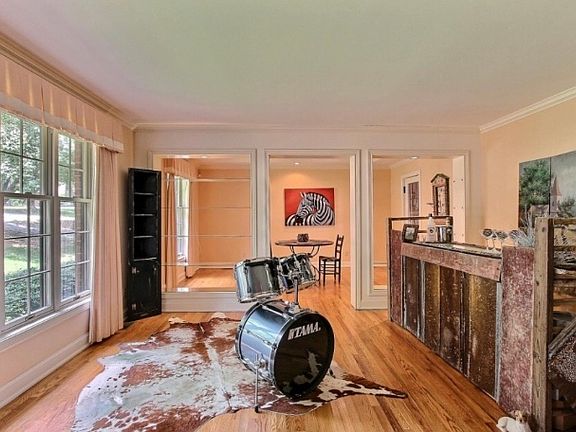 3rd image of 1012 Wellington Blvd