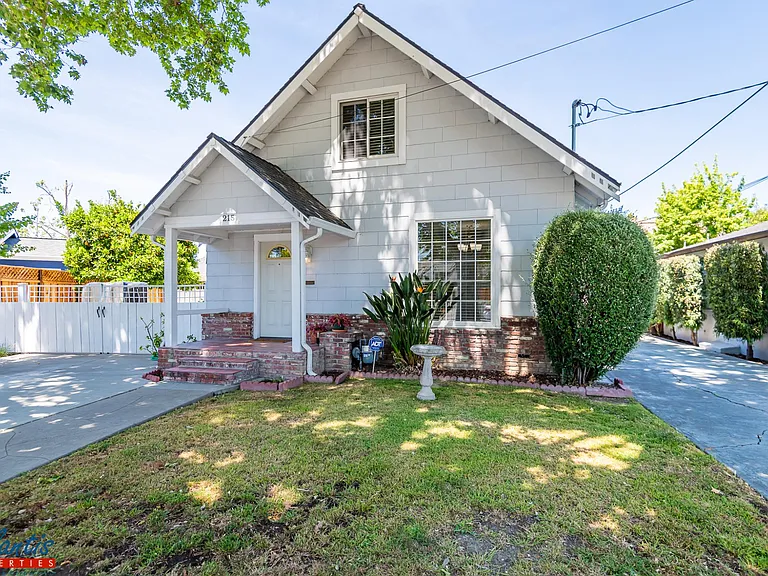 215 Topeka Ave — Photo 1