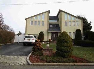239 W 9th St, Deer Park, NY 11729