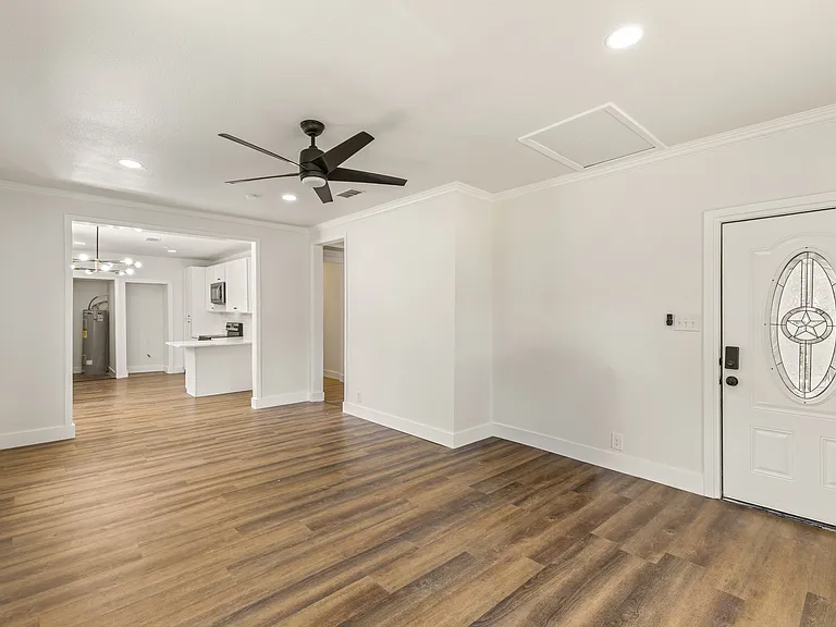 418 Lillian St — Photo 5