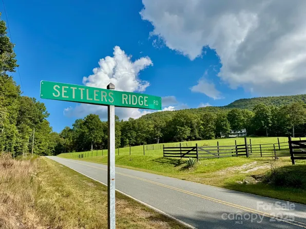 28 Settlers Ridge Rd, Hendersonville, NC 28739