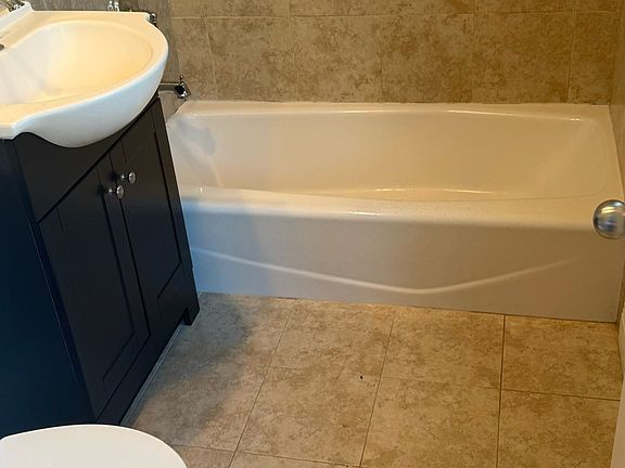 3rd image of 830 NE 20th Ave #4