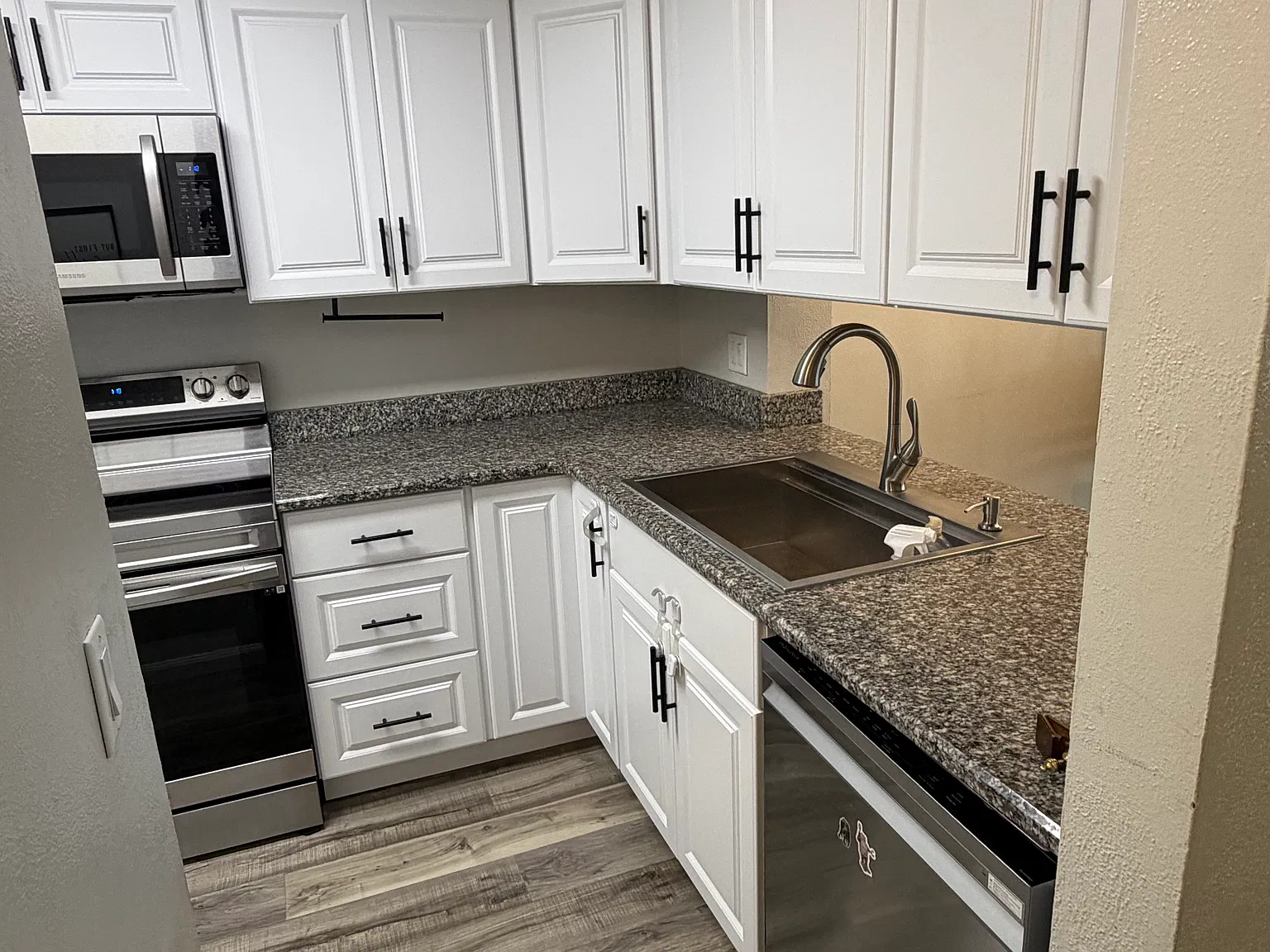 2 bed, 1.5 bath, 900 sqft, $1,400 — Photo 3