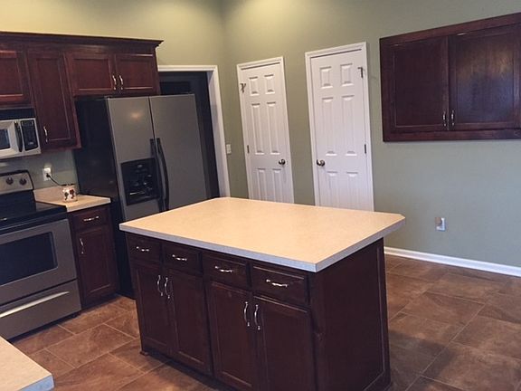 Island with plenty of room for cooking