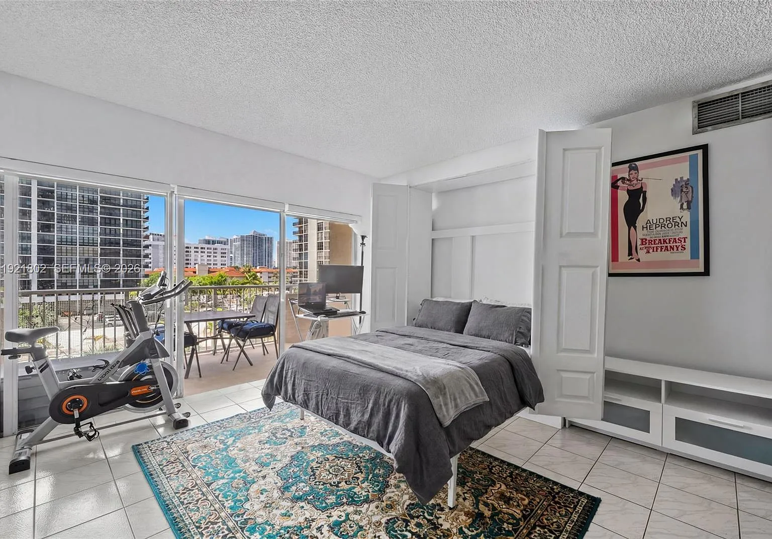 Hemispheres Condo — Photo 1