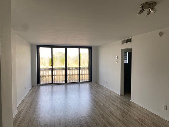 4th image of 90 Edgewater Dr APT 621