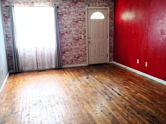4th image of 713 E Locust Street