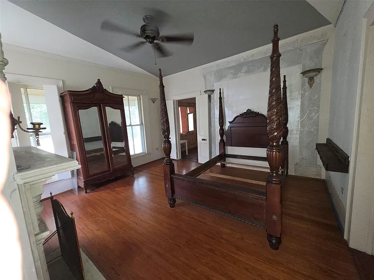 815 E Washington Ave — Photo 7