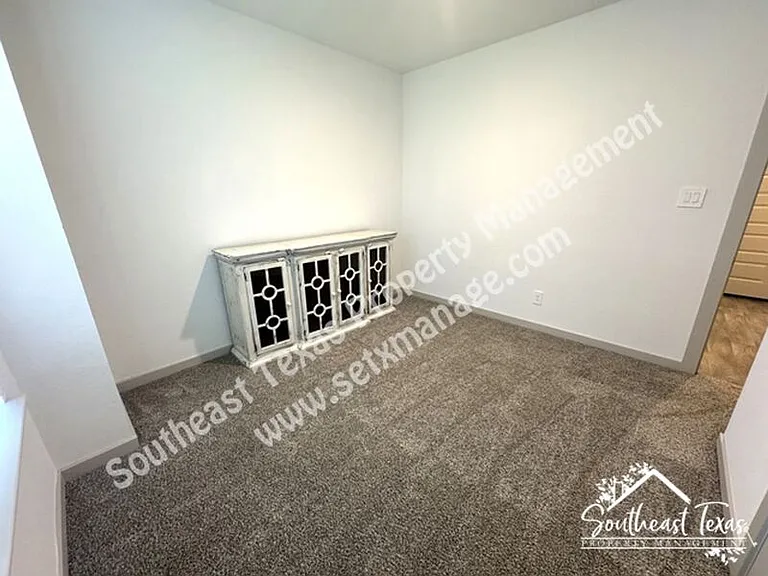 111 Lakeway Cir — Photo 15