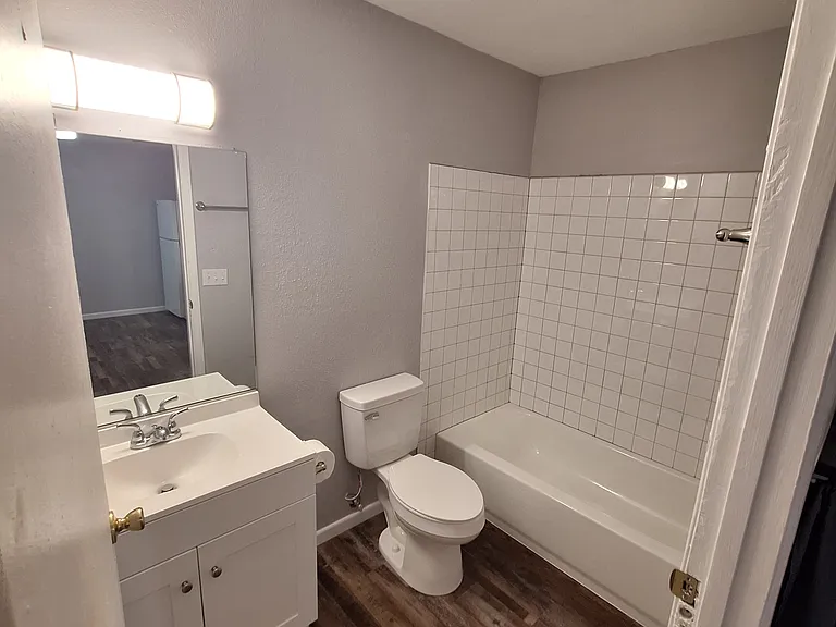 504 E 6th St #6 — Photo 3