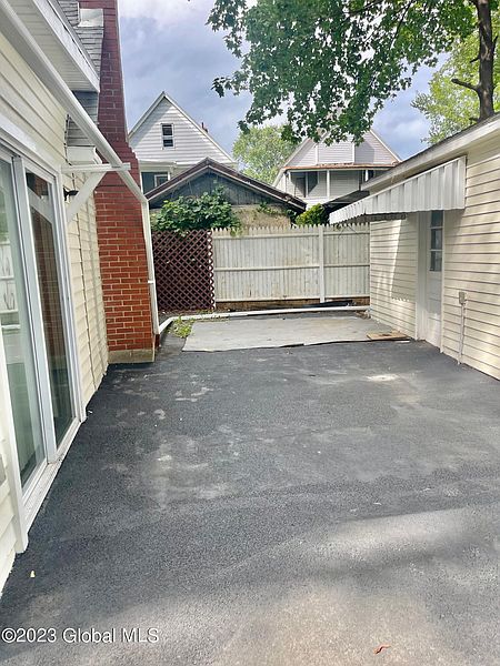 4th image of 165 Tremont Avenue