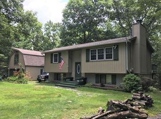 107 Pocono Circle Dr E, Dingmans Ferry, PA 18328
