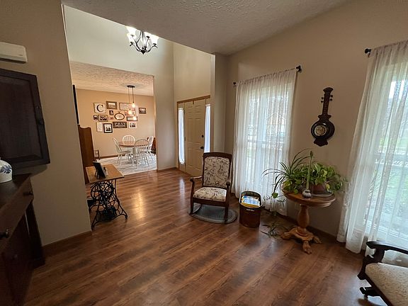 5th image of 719 Bur Oak Ct W