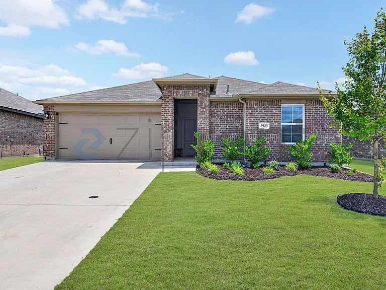 3923 Mountain Dr — Photo 1