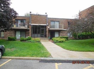 609 Limerick Ln APT 2C, Schaumburg, IL 60193