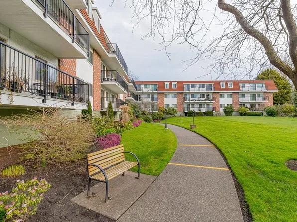 1680 Poplar Ave #208, Saanich, BC V8P 4K7