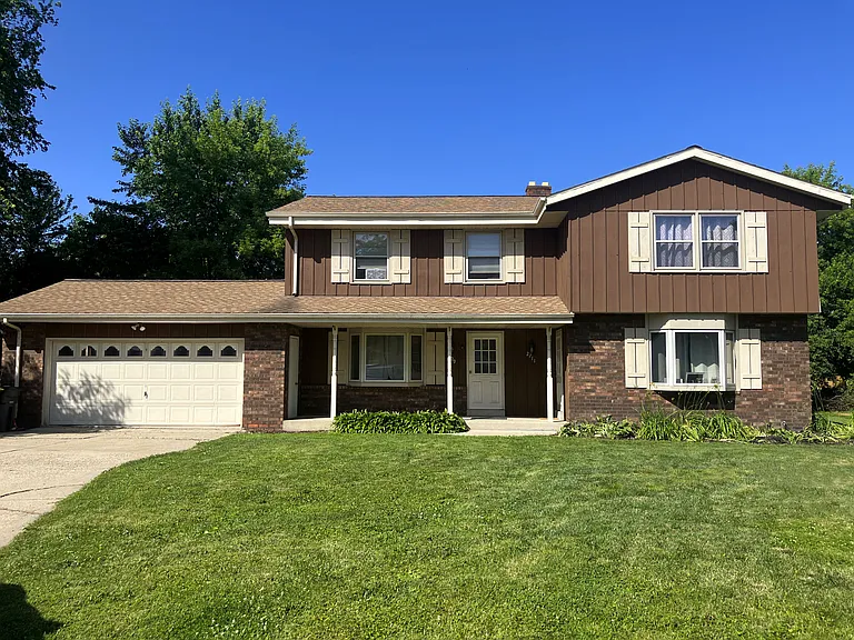 2711 Albany Ct — Photo 1