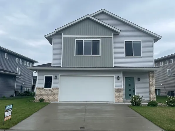 1070 Ashley Dr W, West Fargo, ND 58078