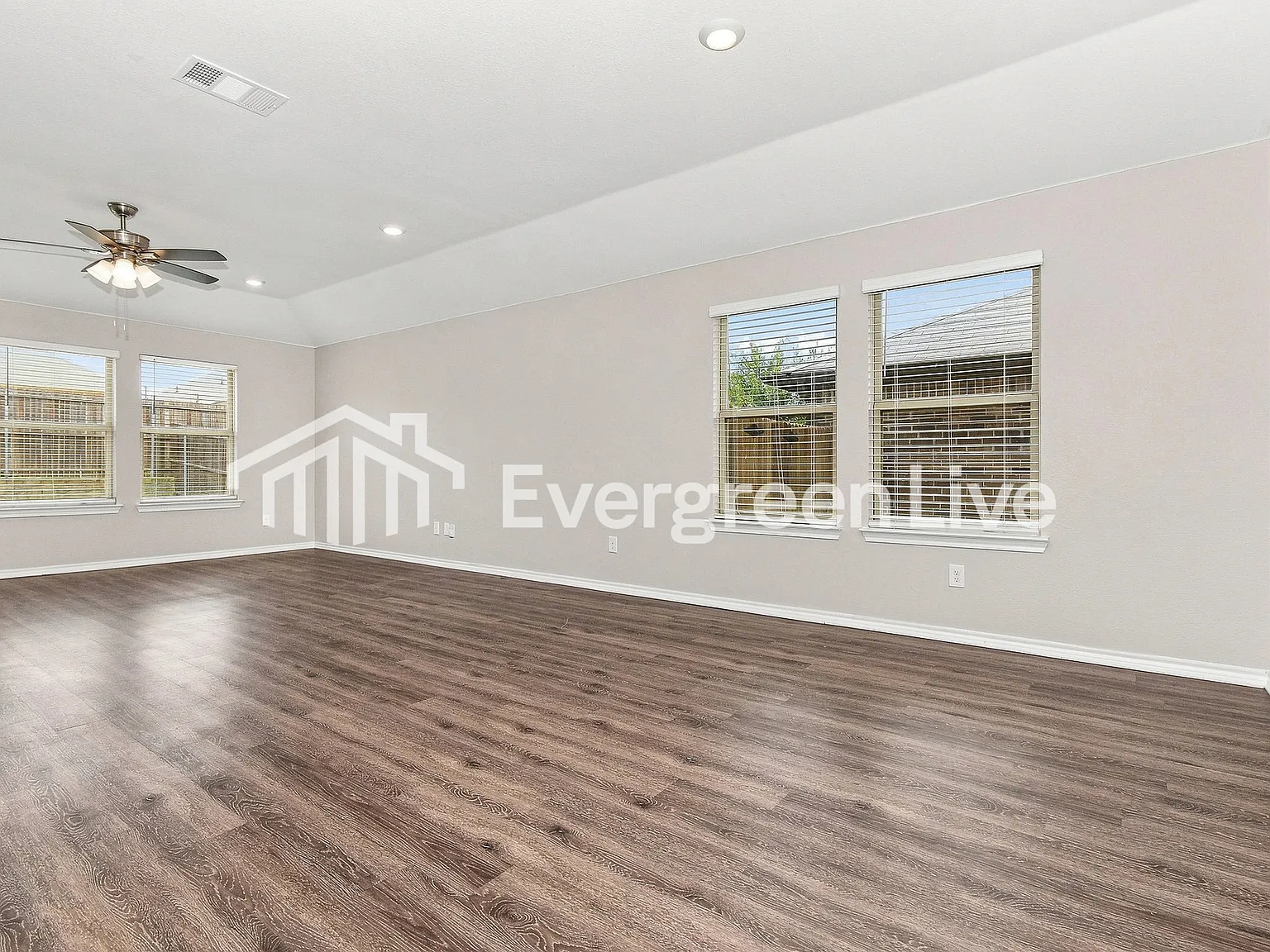 5 bed, 2.0 bath, 2064 sqft, $1,895 — Photo 2