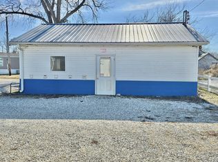 118 S 1st St SE, Clay City, IL 62824