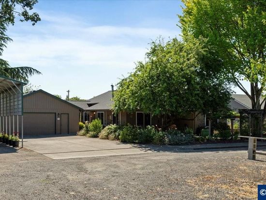 210 S 2nd St, Carlton, OR 97111