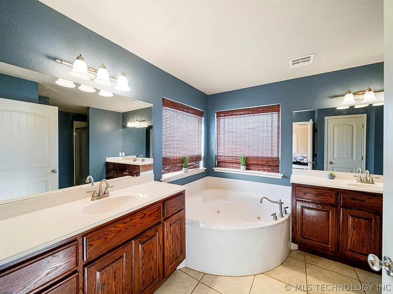 26545 Foxen Dr — Photo 15