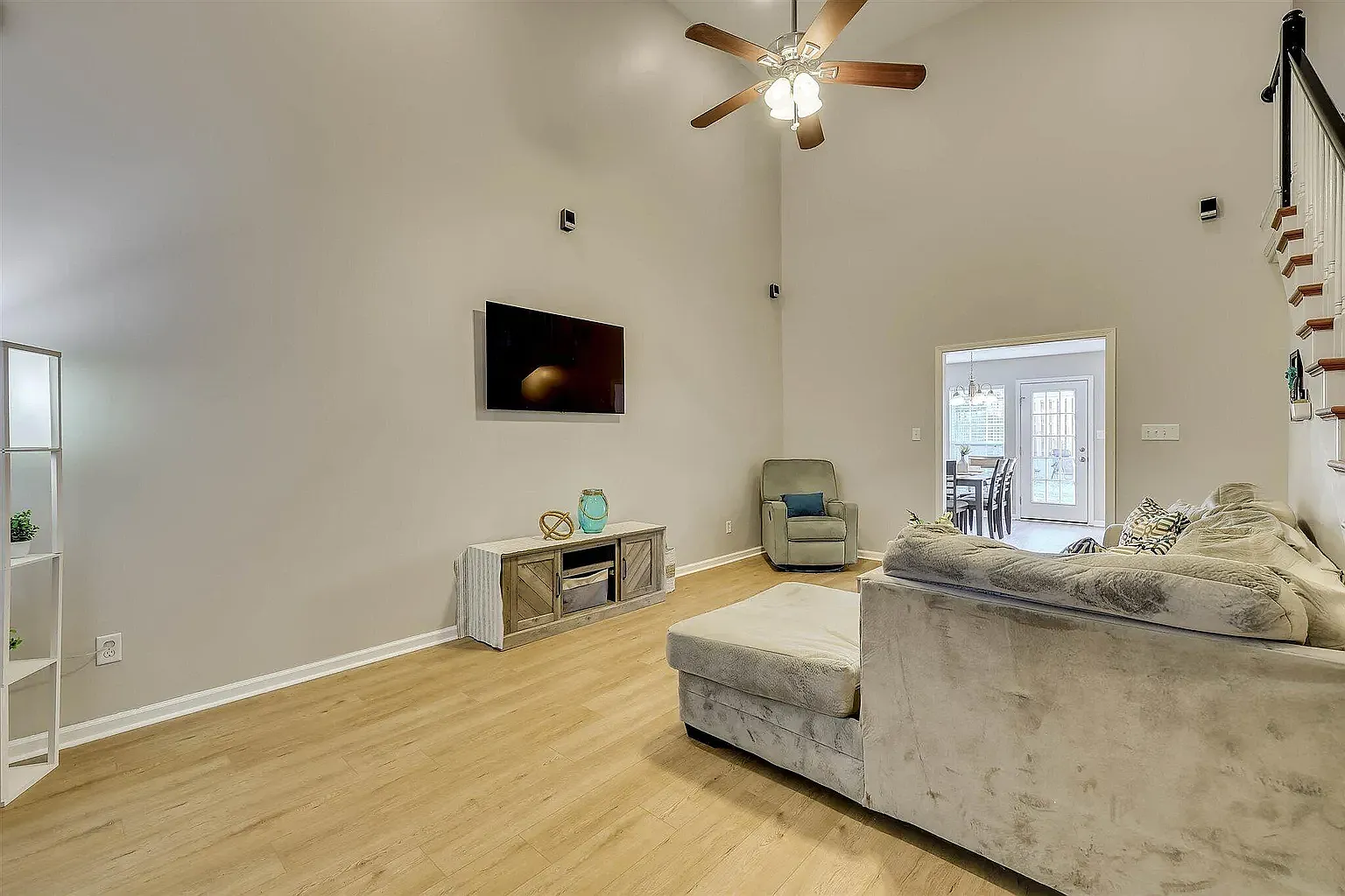 613 Dunrobin Ln — Photo 1