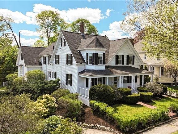 3rd image of 18 Cottage St