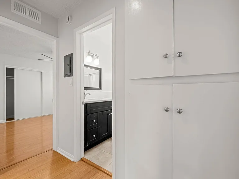 607 N Flores St — Photo 15